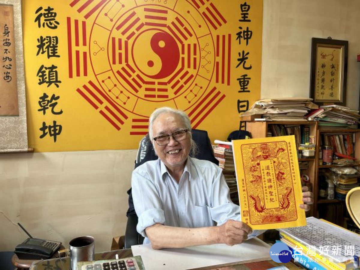 外埔王工文精通河洛語、歌仔戲、熟讀千字文、易經八卦等，撰寫數十冊的各教數千年來流傳淵源神跡，受兩岸宗教界所重視，被各界視為多采多藝的傳奇人物。（記者陳榮昌攝）