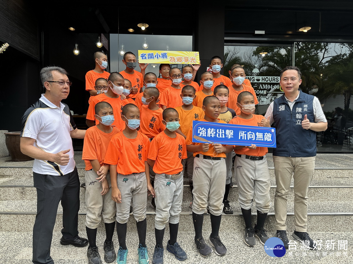 陳鄉長請新街國小少棒隊員啖火鍋。（記者扶小萍攝）