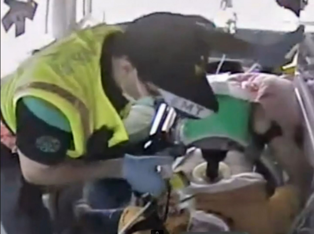 高級救護技術員於送醫途中,持續監測患者生命徵象,給氧並使用潮氣末二氧化碳濃度監測儀監測患者呼吸狀況。(翻攝:田尾消防分隊影片)