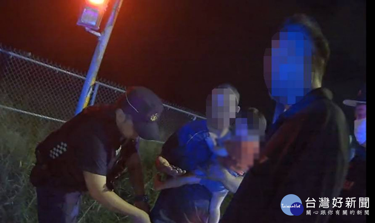 紅燈右轉遇警攔查，兩名通緝犯意外落網。<br /><br /> 