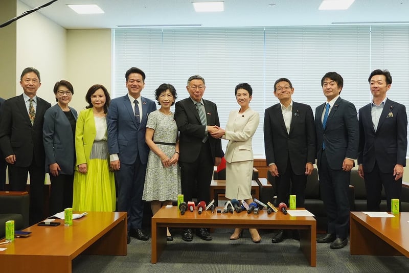 台灣民眾黨主席柯文哲近日訪日，6日赴眾議院拜會立憲民主黨「日台議員懇談會」，由會長蓮舫（右 4）接待。民眾黨提供