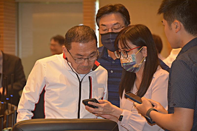 侯友宜今出席新北市政會議後受訪。中央社