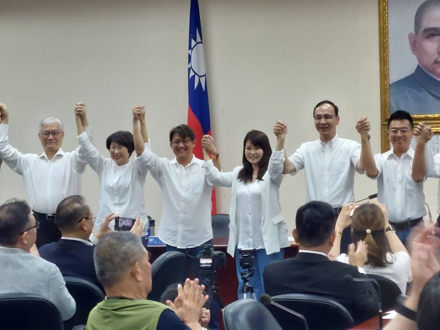 國民黨今徵召大武鄉長黃建賓(左三)參選台東縣區域立委。國民黨台東縣黨部提供