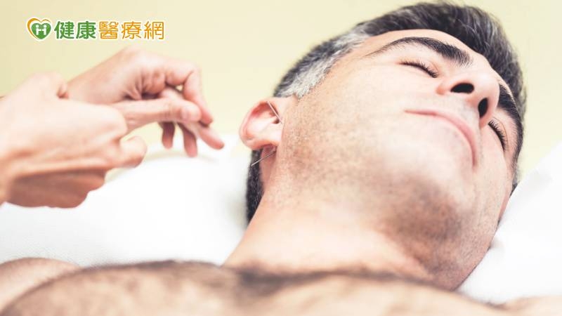 耳鳴嗡嗡聲睡不著 求助中醫調理+穴位針灸治療助好眠