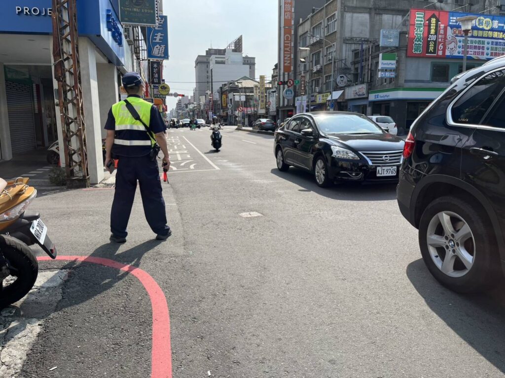 ▲圖說:中警取締「路口不停讓行人」,全力撕除「行人地獄」標籤 (圖/台中市政府提供)