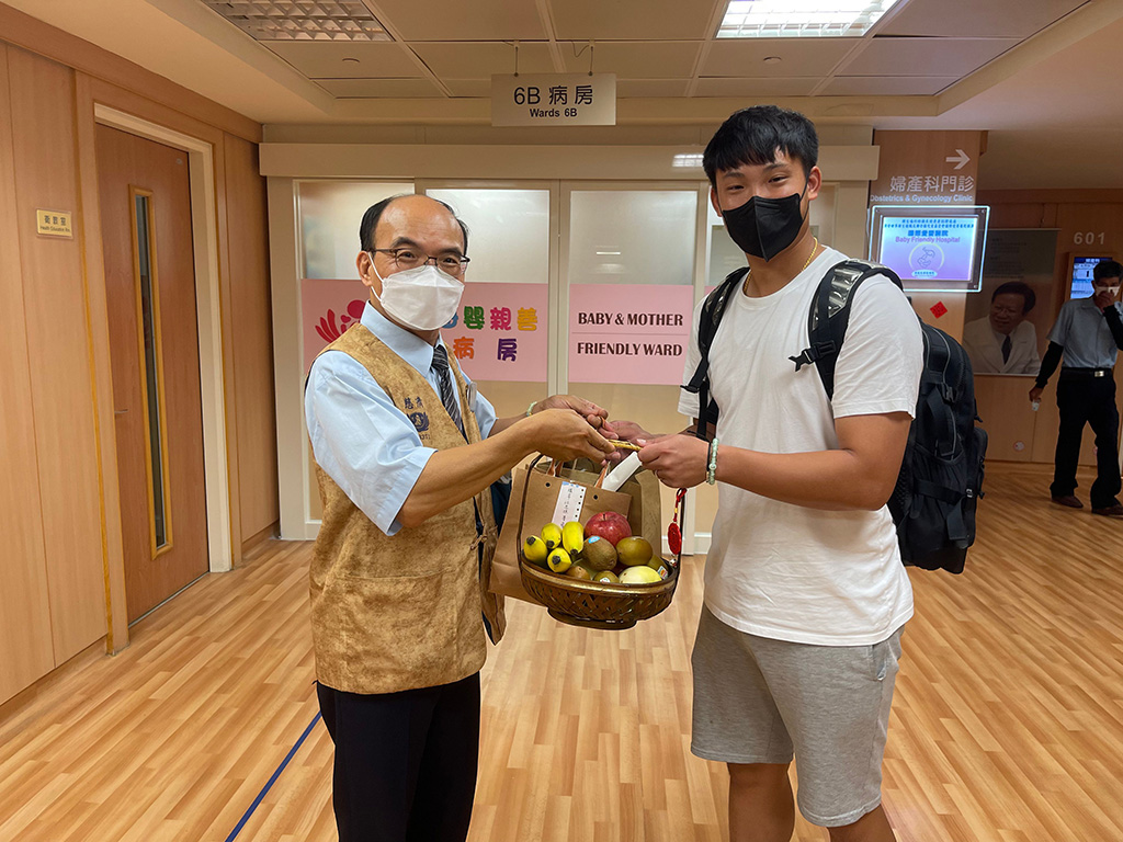 關懷志工許進木陪同江忠垣抵達慈濟醫院,並致贈結緣品與水果補充營養。