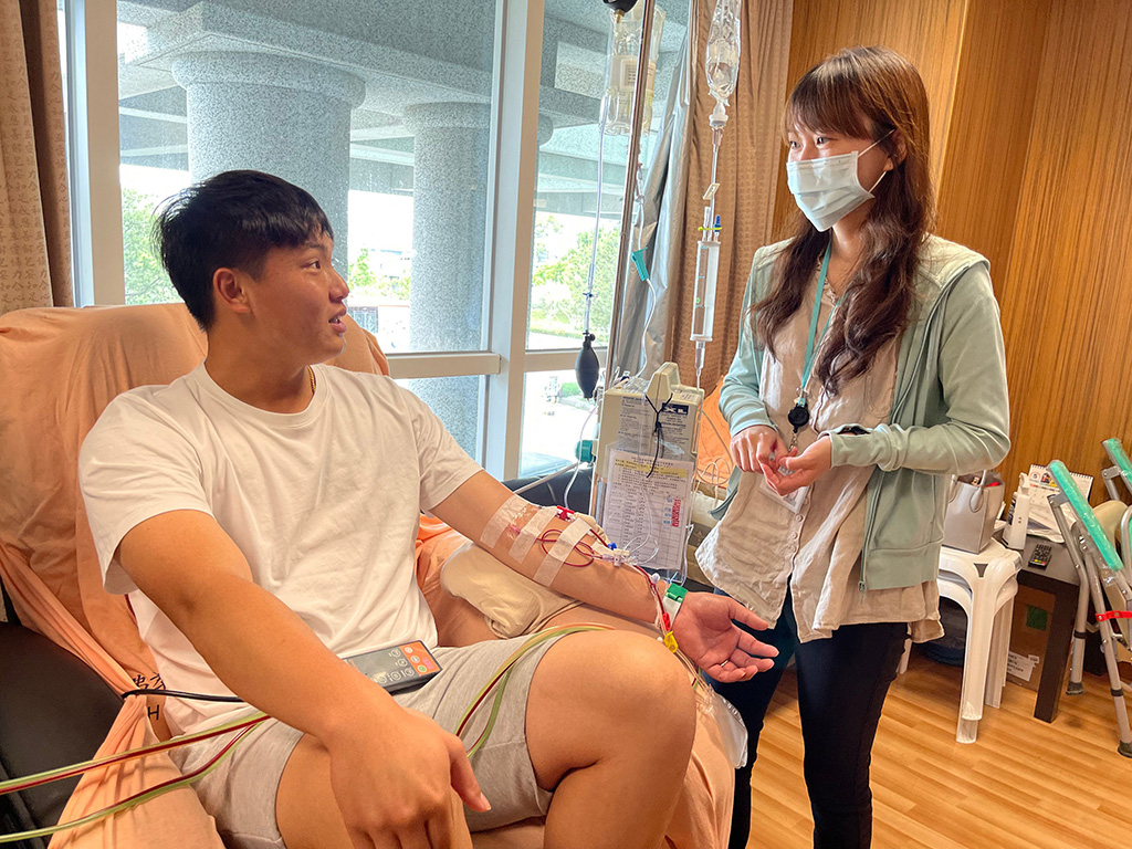 大林慈院運醫中心王寓涵帶來中心主任陳韋任的祝福,感恩他克服打針恐懼救人一命。