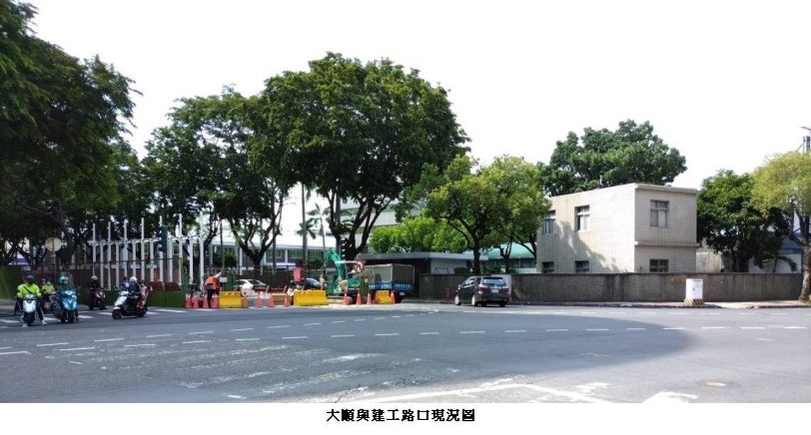 輕軌建工/大順路口交維施工 提醒用路人行經路口小心駕駛 減速慢行