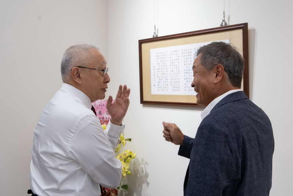 桂冠集團會長王正明與司徒達賢分享畫作。
