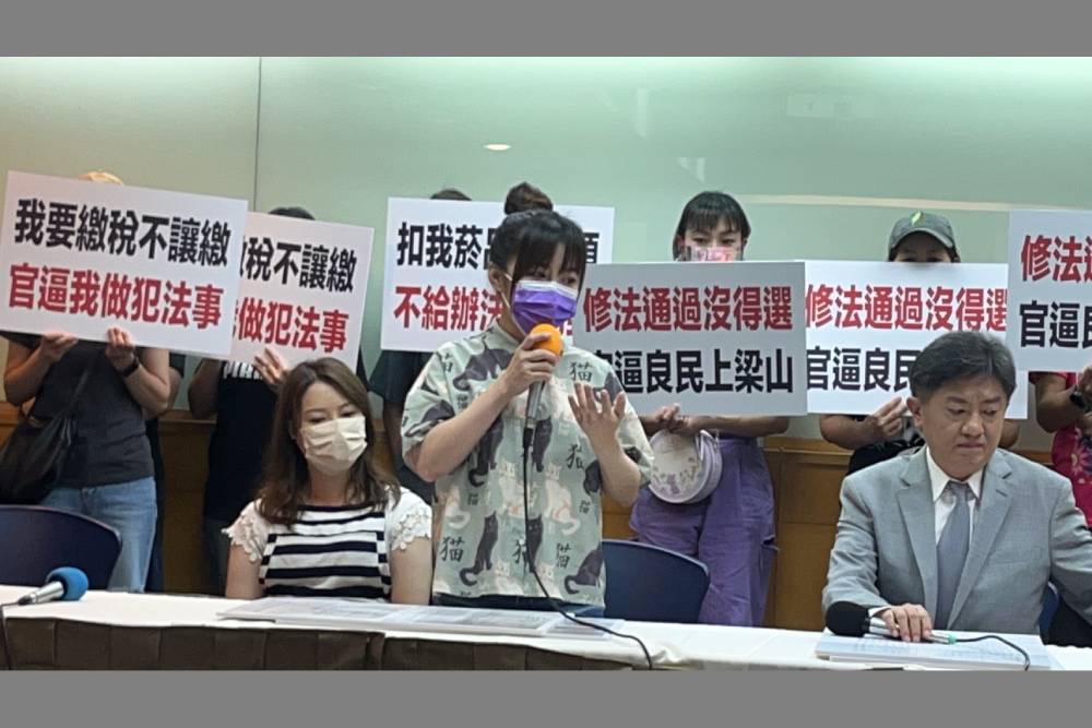 菸防法新制上路健康風險評估卡關 被查扣加熱菸民眾怒控行政怠隋 270 菸防法新制上路健康風險評估卡關 被查扣加熱菸民眾怒控行政怠隋 269