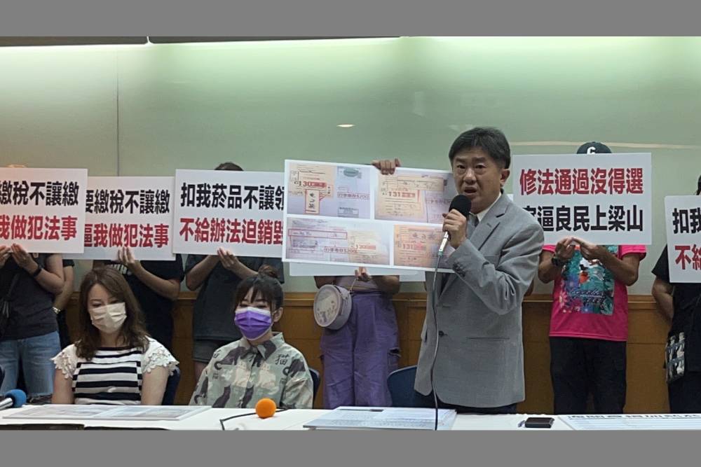 菸防法新制上路健康風險評估卡關 被查扣加熱菸民眾怒控行政怠隋 268 菸防法新制上路健康風險評估卡關 被查扣加熱菸民眾怒控行政怠隋 267