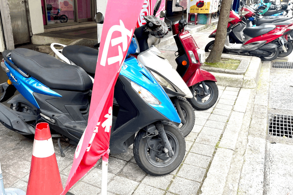 人行道被障礙物占用 邱臣遠:嬰兒車、輪椅、殘障輔助車無路可走 318 人行道被障礙物占用 邱臣遠:嬰兒車、輪椅、殘障輔助車無路可走 317