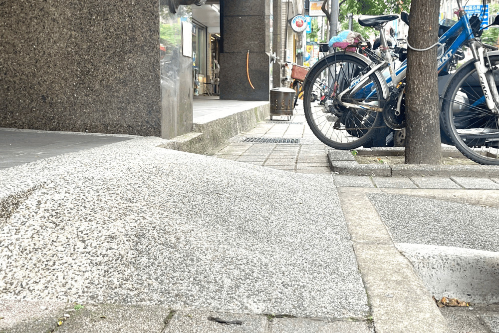 人行道被障礙物占用 邱臣遠:嬰兒車、輪椅、殘障輔助車無路可走 316 人行道被障礙物占用 邱臣遠:嬰兒車、輪椅、殘障輔助車無路可走 315