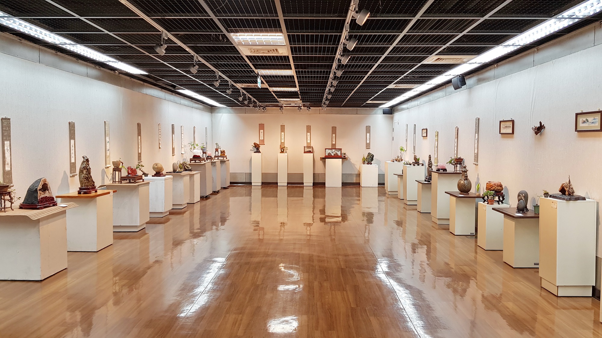 ▲嘉義市愛石會112年度會員聯展正在文化局4樓展出。(記者劉芳妃攝)