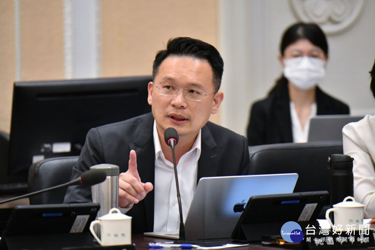 蘇副市長代表桃園市政府於行政院院會中爭取行政院修法加強改裝噪音車輛源頭管制。
