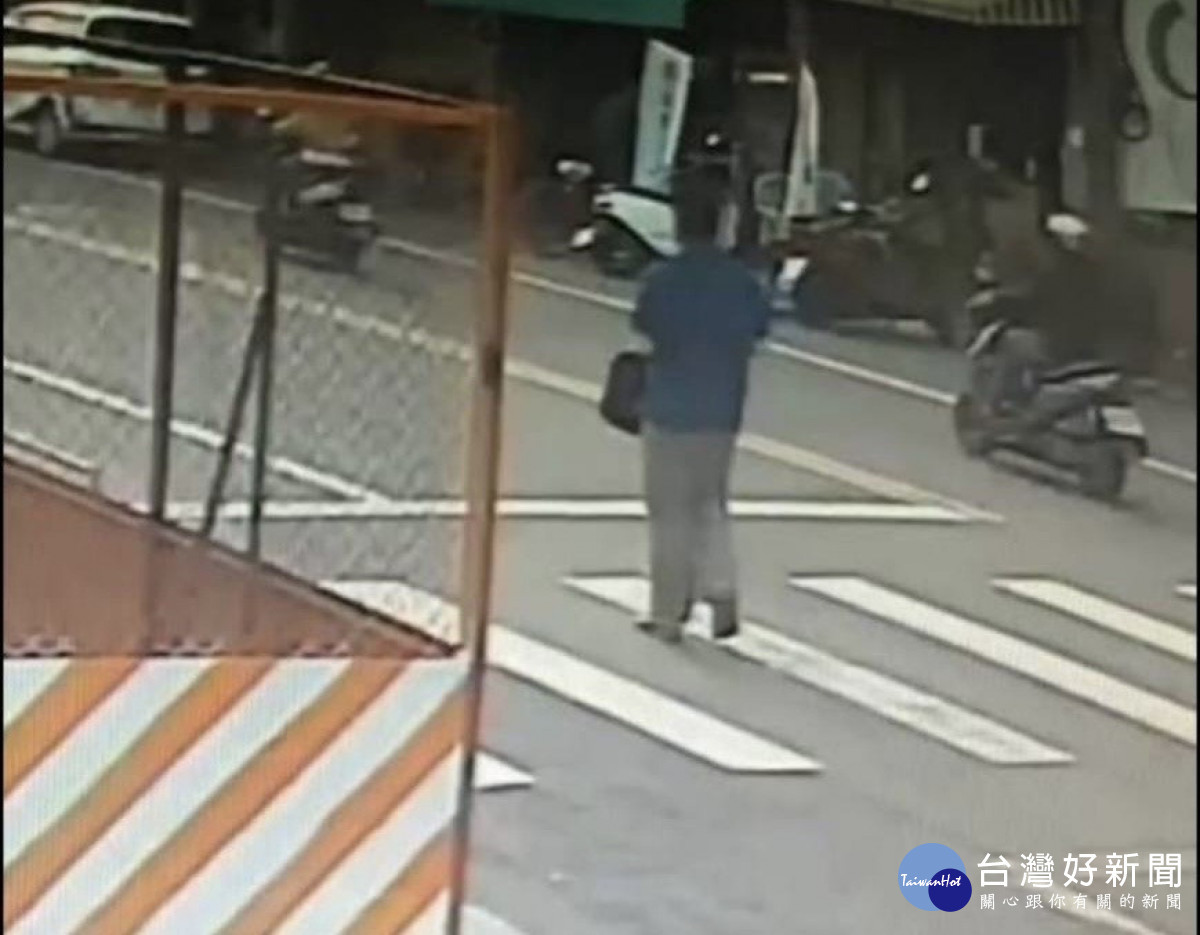 蘇嫌下車後先以公事包擋住褲襠，遇到女學生就拿開露出下體／警方提供