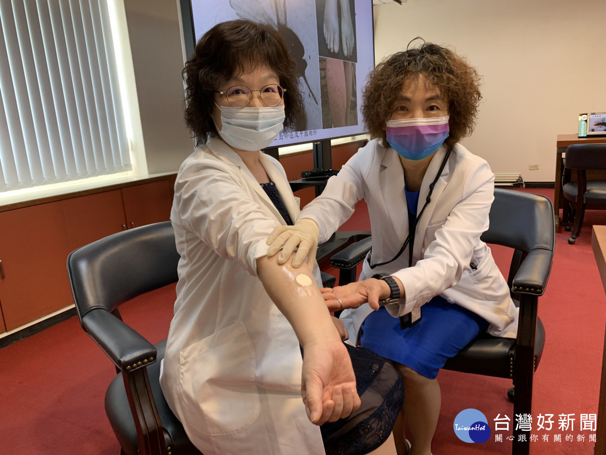 台中榮總內科部主任陳怡行與醫研部副研究員李美芳共同研發出小黑蚊減敏貼布已通過動物試驗,未來可望預防並治療小黑蚊叮咬後過敏反應。曾雪蒨攝