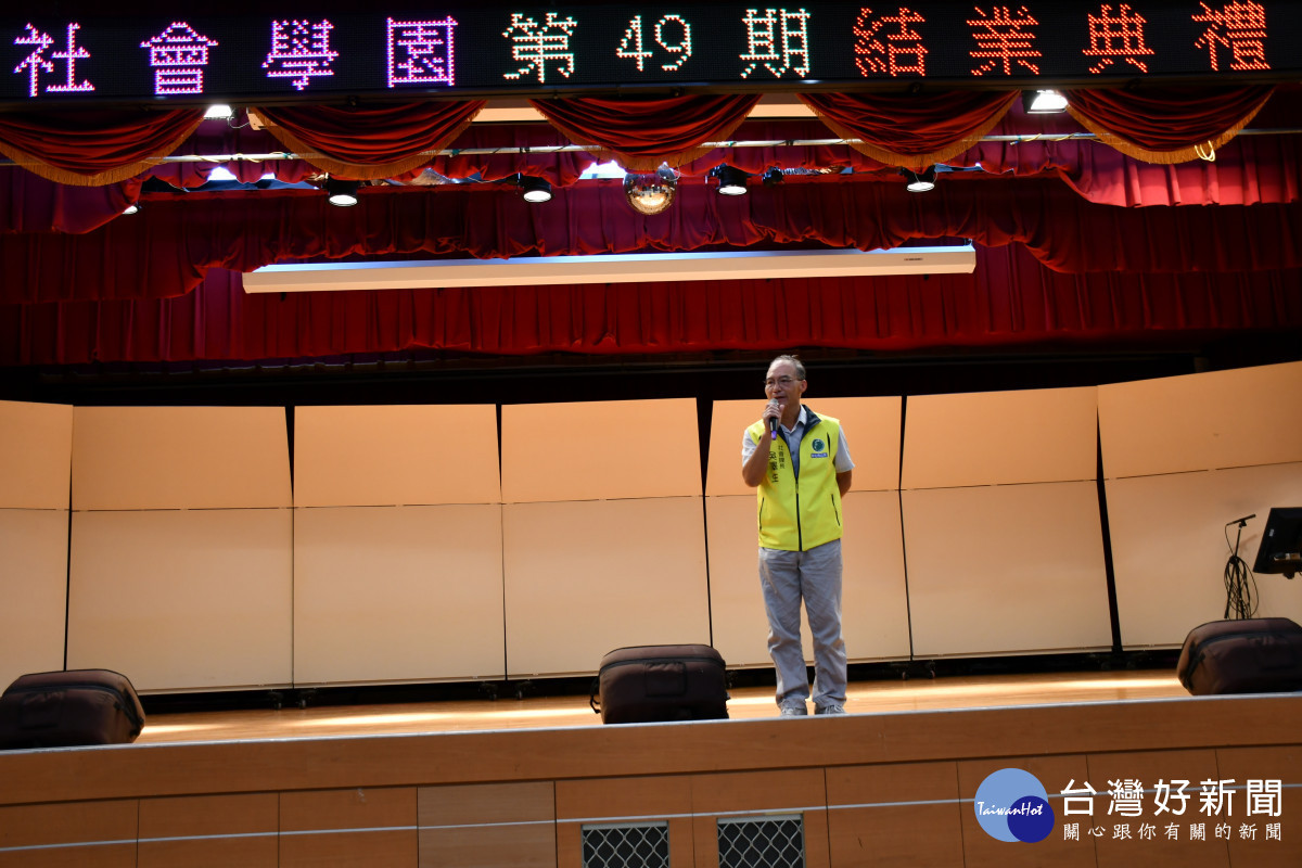 市公所社會課長吳澤生代表林世賢市長主持第49期婦女藝文研習活動結業典禮。圖/彰化市公所提供