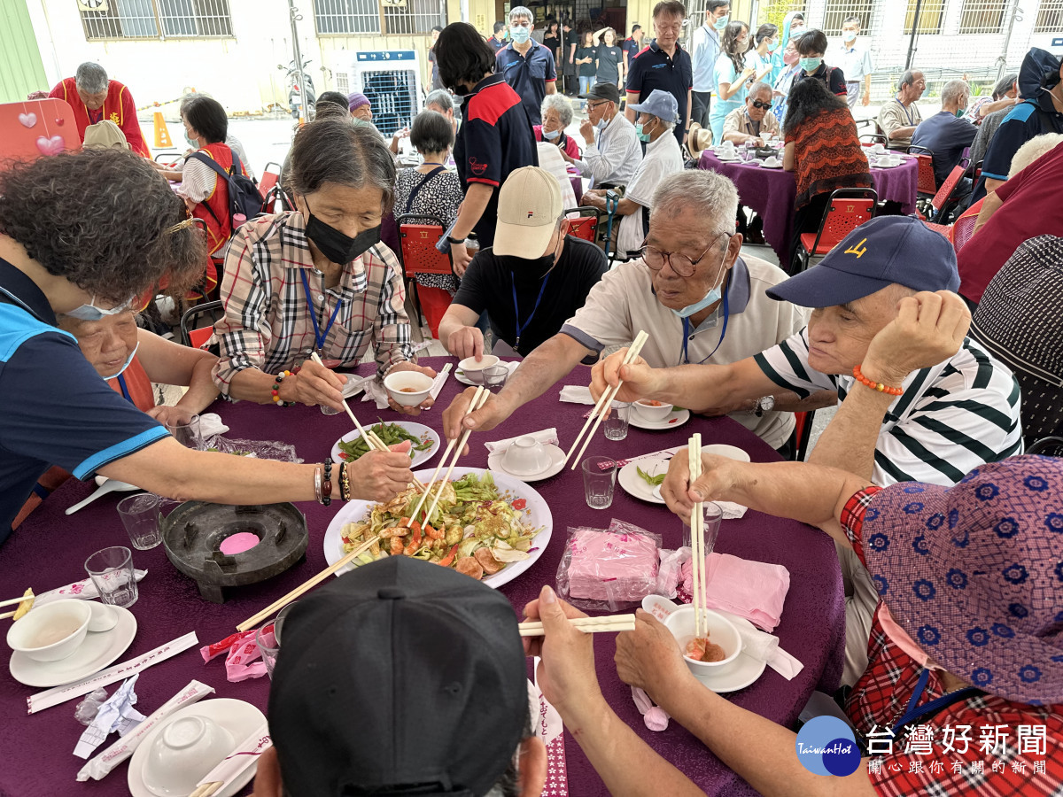 揮別疫情,長者開心享用闊別已久的辦桌美食。中國附醫提供
