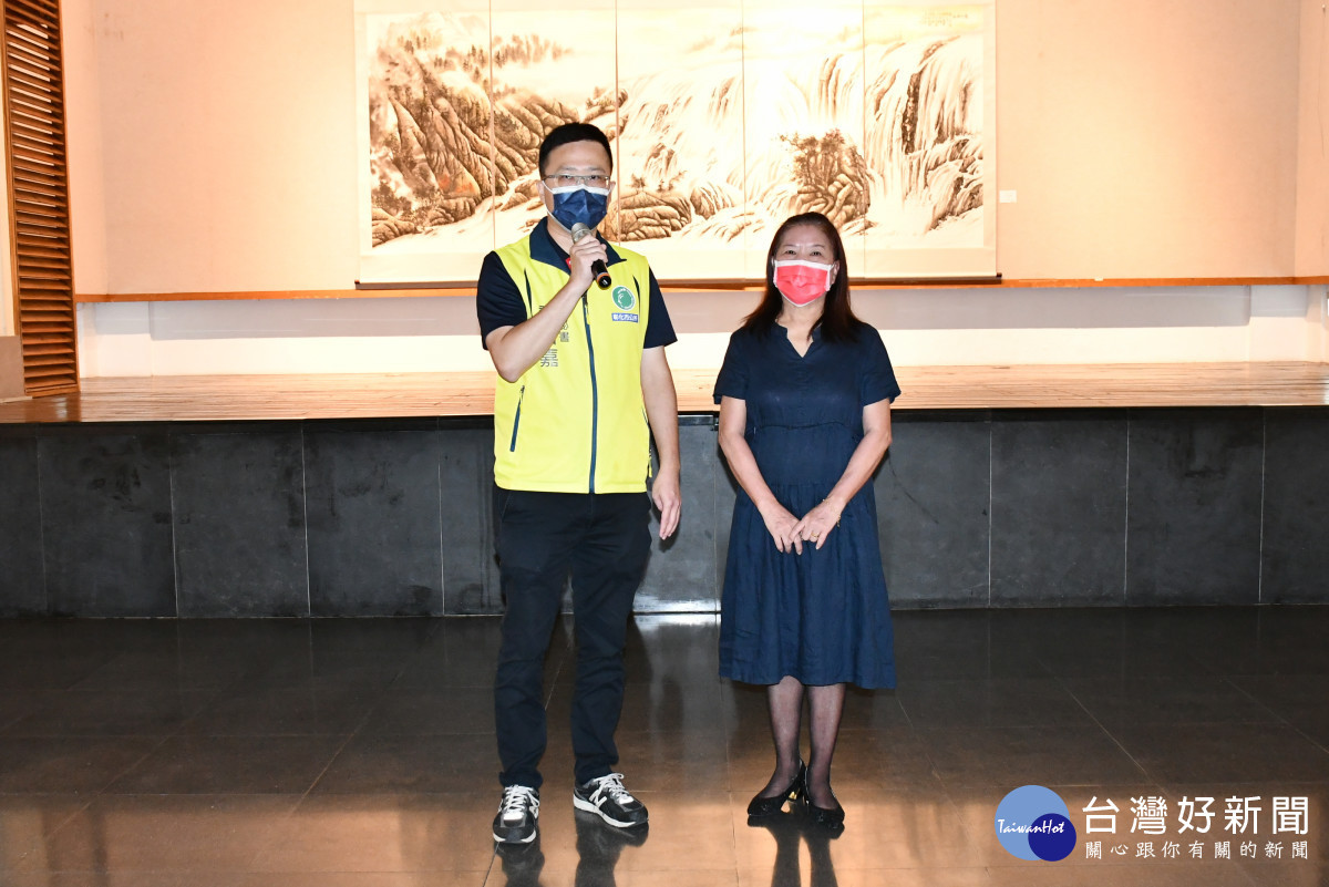 市公所主秘許晉嘉代表林世賢市長主持黃立丹老師(右1)的師生聯展。圖/彰化市公所提供