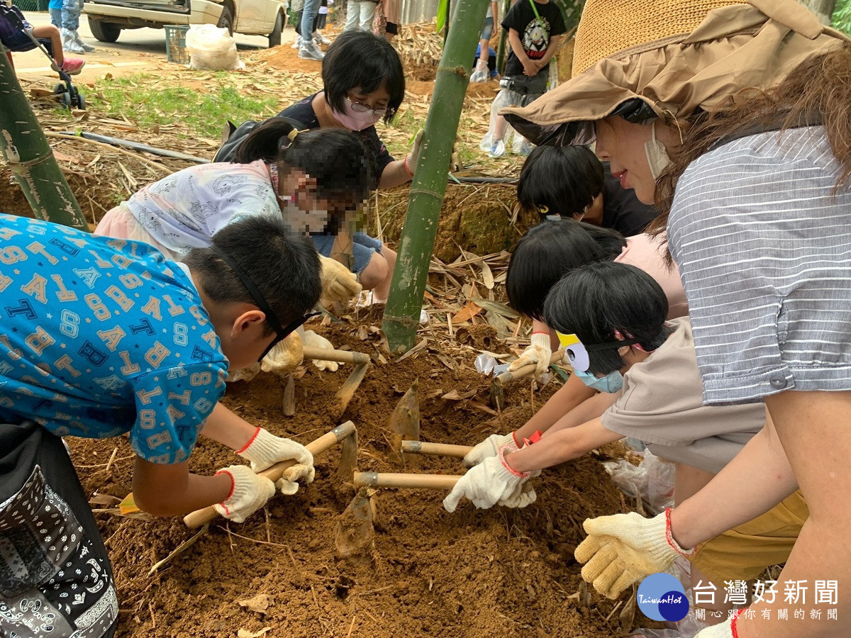 家扶寄養家庭親子共學旅遊 在竹林間化身小農夫 慢活體驗挖筍趣