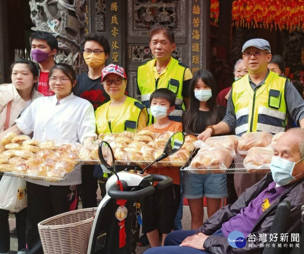 江佩萱同學將練習做的麵包分別捐出,贈送給中壢地區永福里、光明里、興南里及興福里的貧困家庭。