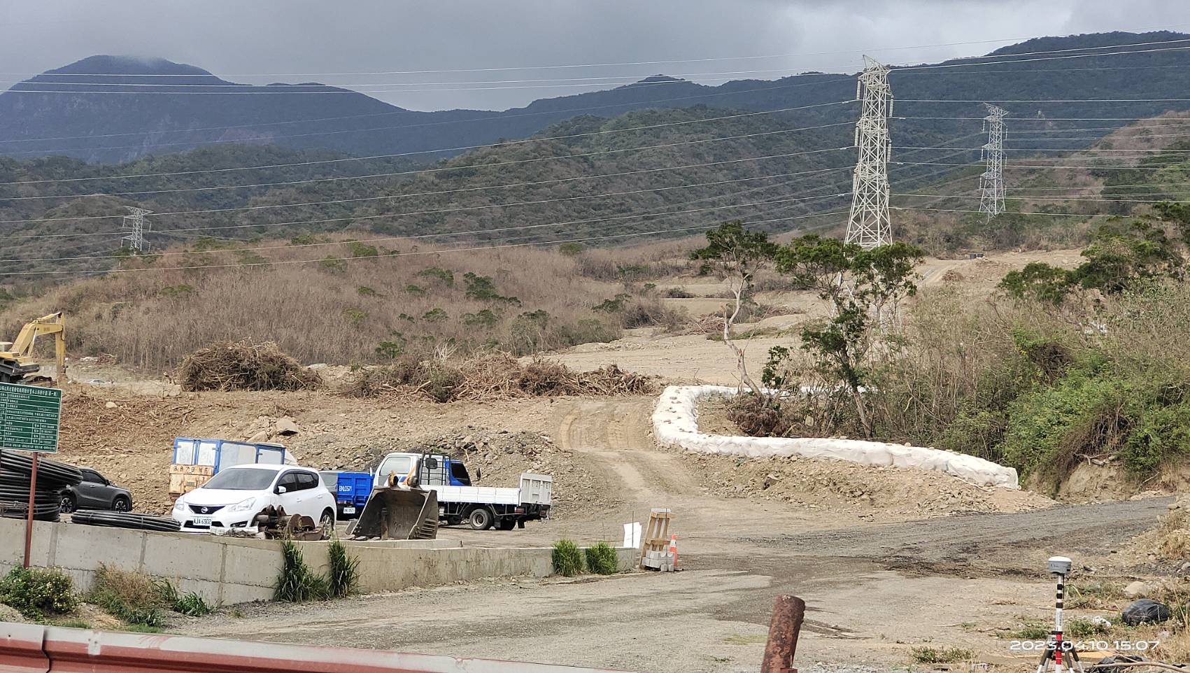 墾丁公園門口「屏鵝公路太陽光電發電廠開發計畫」,施工破壞屏鵝公路景觀及水土保持,遭民眾抗議。吳采黎攝