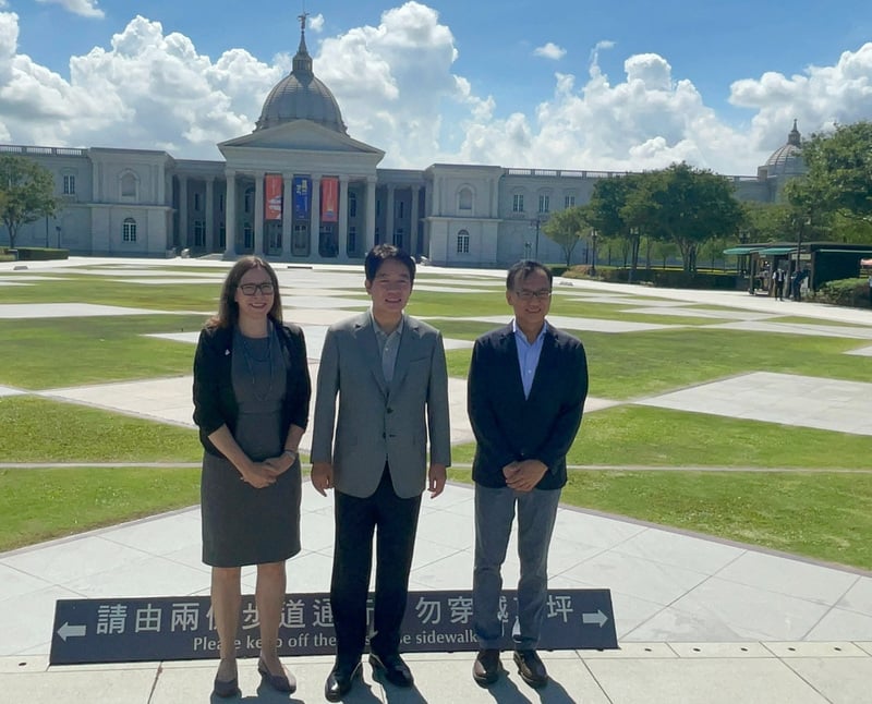 AIT主席羅森伯格(左)昨晚和新北市長侯友宜到平溪放天燈,今和副總統賴清德(中)在台南見面。中央社