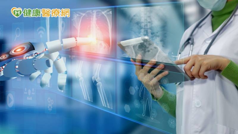國際泌尿研討會交流尖端醫學 「Hugo機器手臂」現場教學