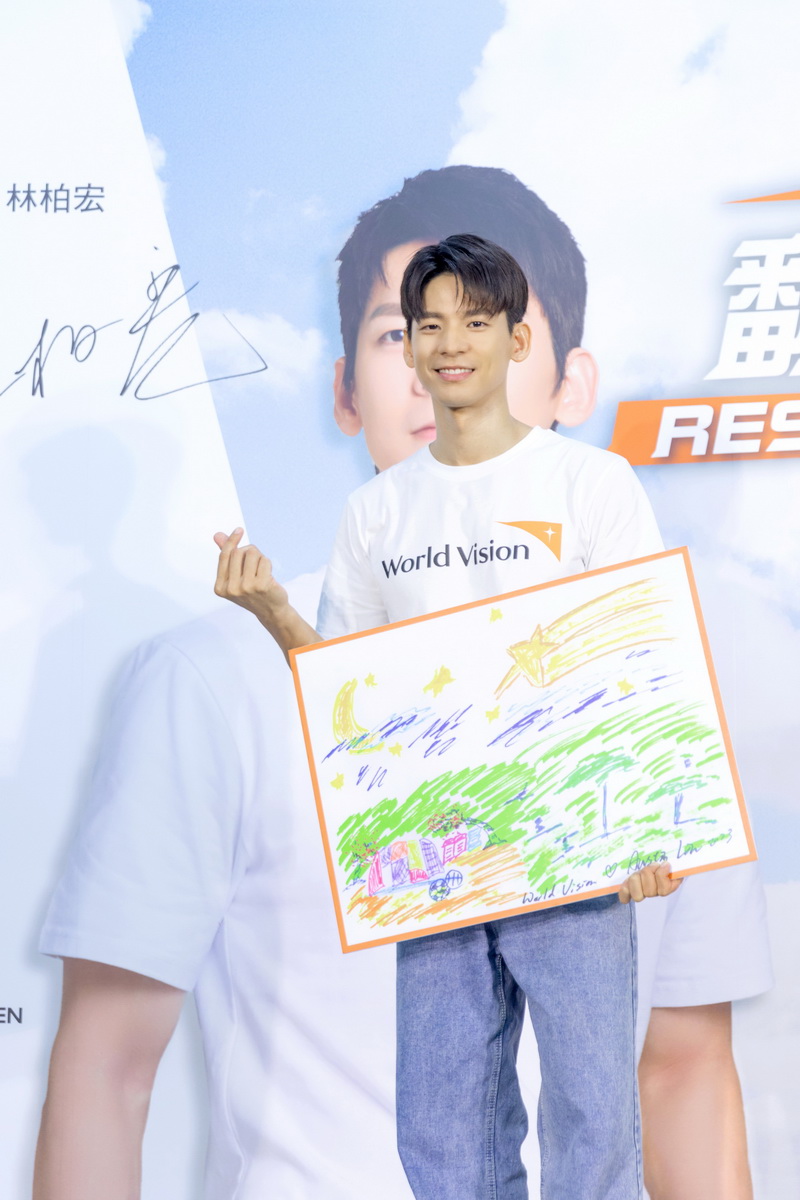 林柏宏分享在當地以畫畫送給孩子的祝福:「我畫了滿滿的綠地、漂亮的房子、夠他們玩的足球和夠讀的書,還有一顆大大的流星,但願他們許下的心願都成真。」(台灣世界展望會提供)