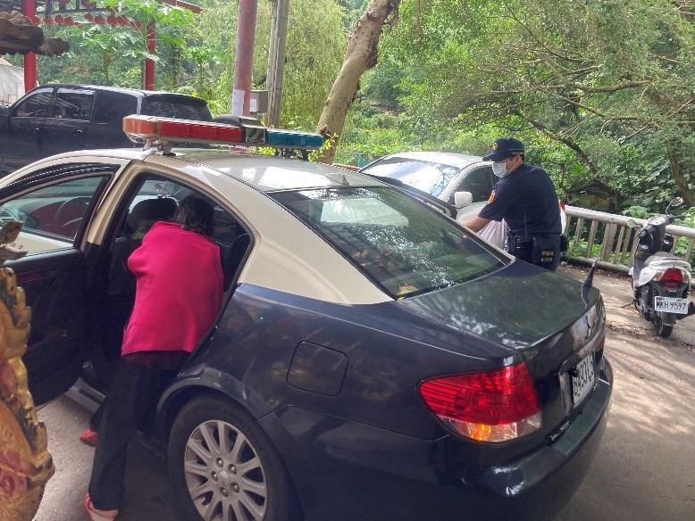員警見狀先將老婦人帶返派出所內休息