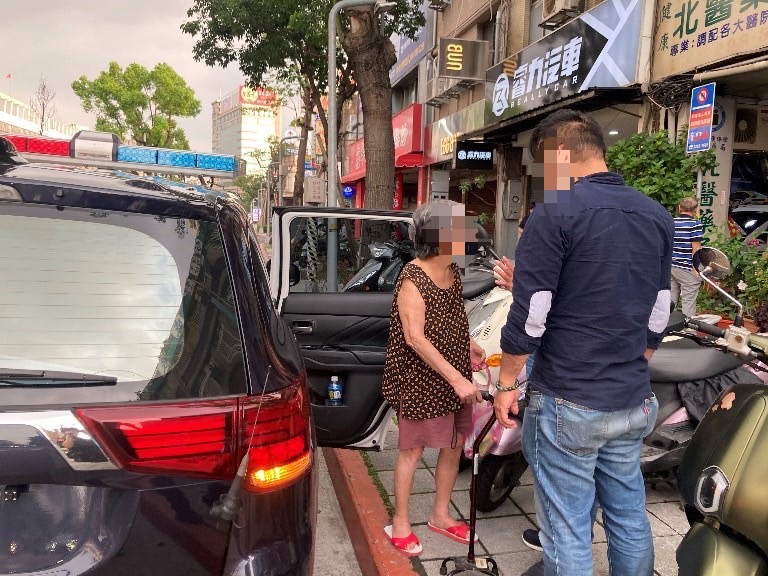 員警見狀先將老婦人帶返派出所內休息