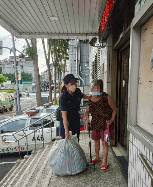 員警見狀先將老婦人帶返派出所內休息