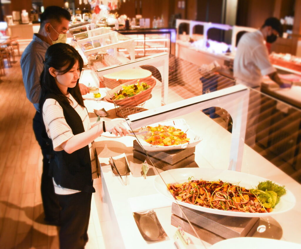 長榮文苑酒店(嘉義)主廚於暑假期間特別推出「仲夏鮮果限定料理」,自助餐檯及中式桌