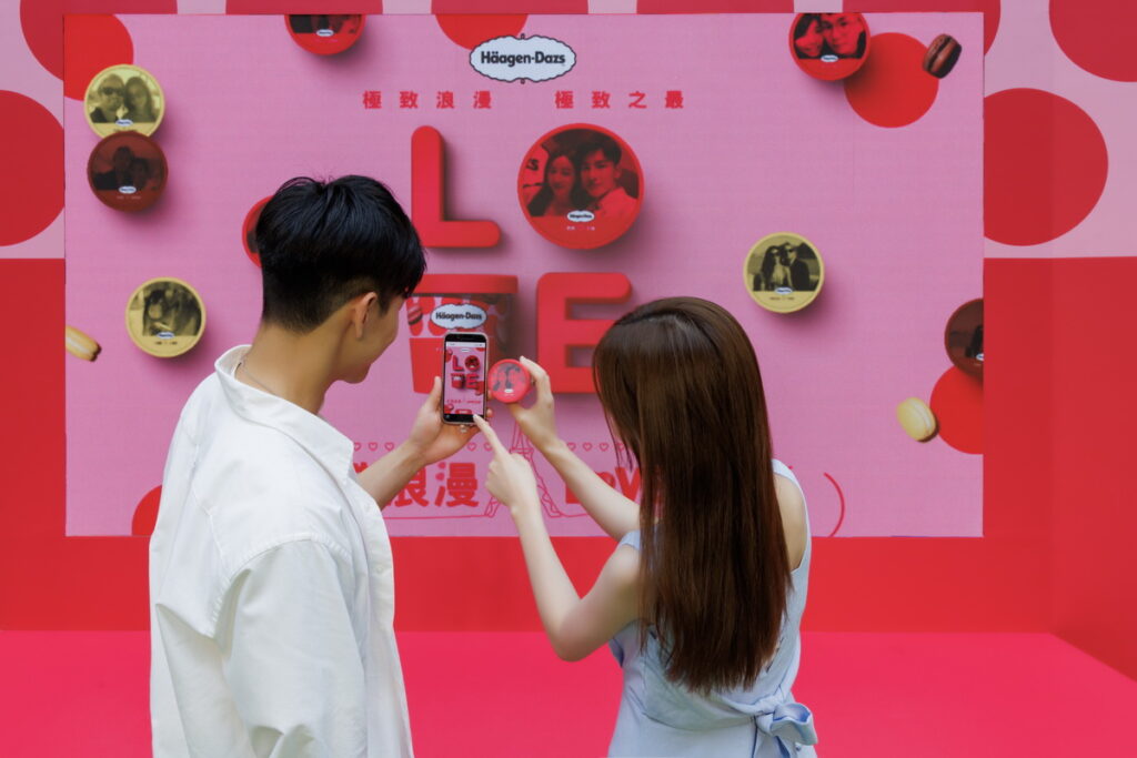 Häagen-Dazs邀請消費者在現場製作專屬「浪漫摯愛典藏杯LOVE CUP」，將情侶合照印製於哈根達斯品脫杯蓋上_2