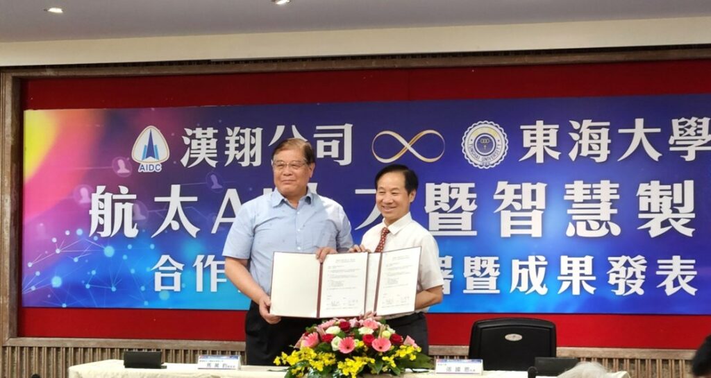 漢翔公司總經理馬萬鈞與東海校長張國恩代表簽訂合作備忘錄(圖/陳惠玲攝影)