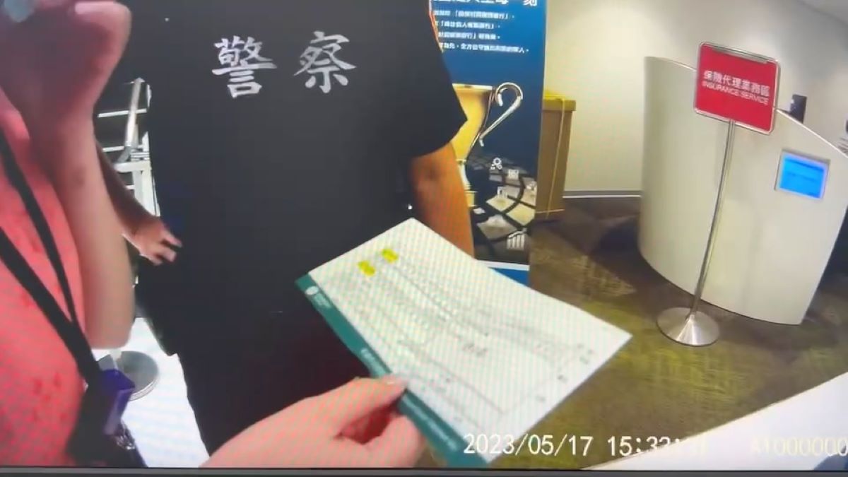 圖:行員察覺匯款帳戶異常。