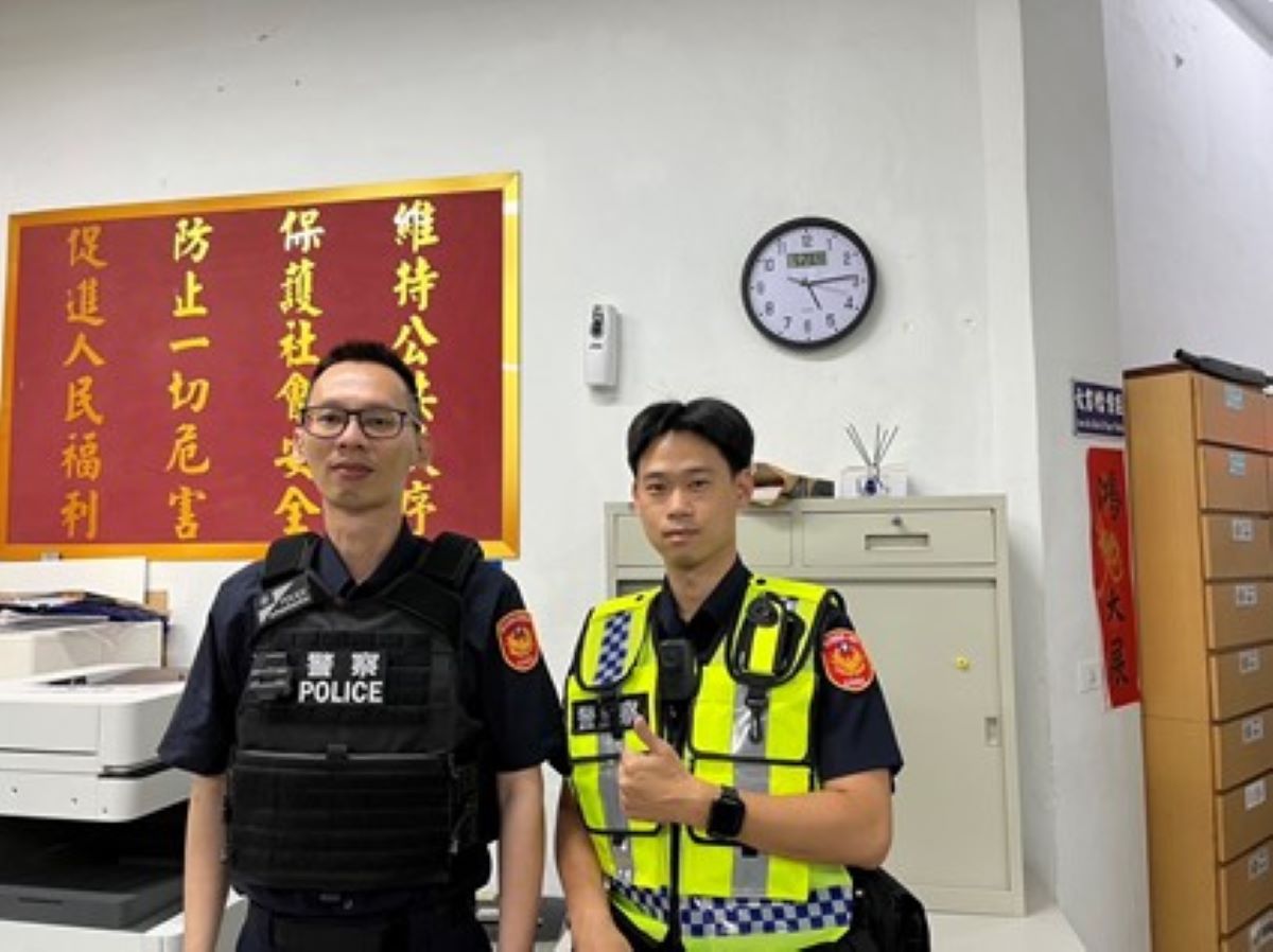 圖:大湖派出所警員林青留(左)、陳奕安(右)。