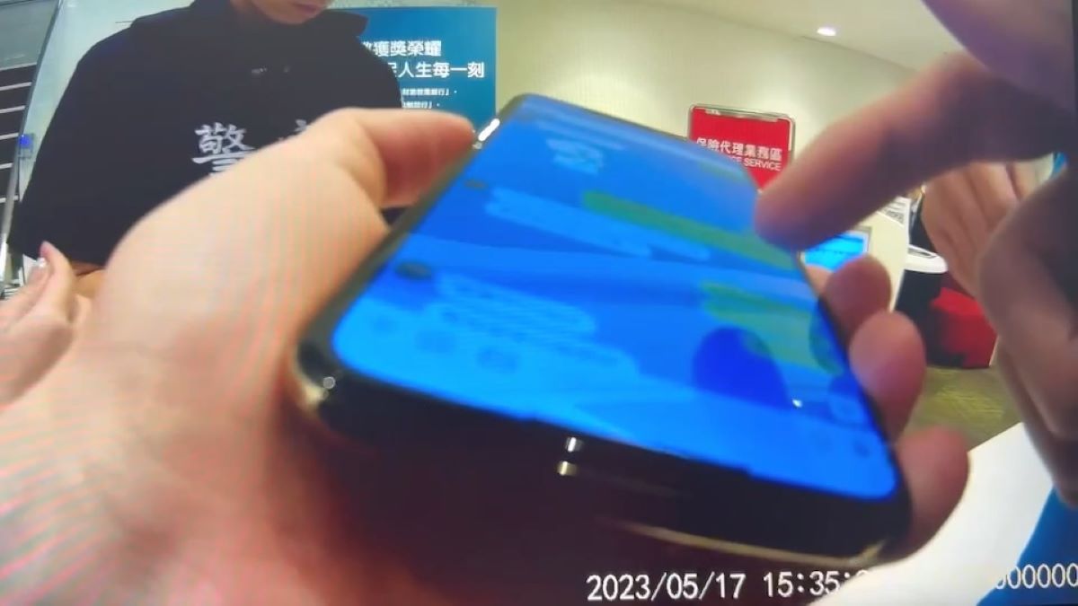 圖:員警協助檢視被害人手機訊息。