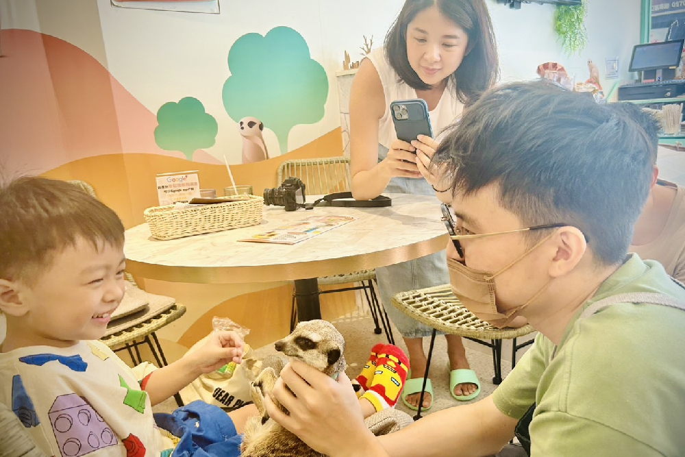近距離接觸小動物 Q萌狐獴陪你吃飯 300 近距離接觸小動物 Q萌狐獴陪你吃飯 299