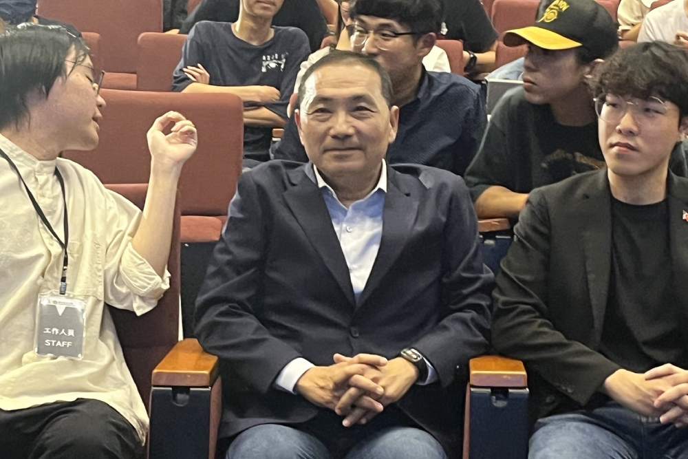 致敬郭台銘 侯友宜首拋幼保政策：0到6歲國家養 303