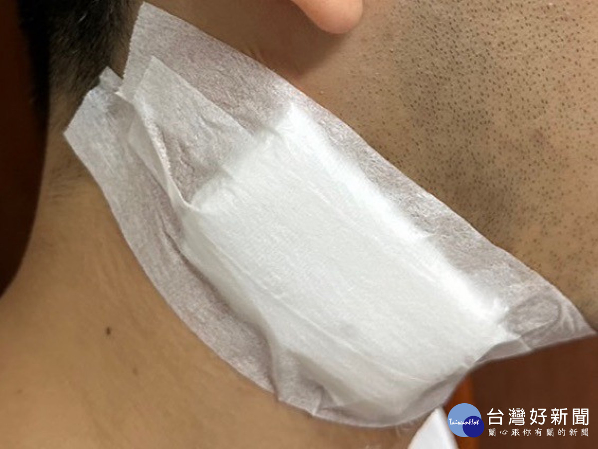 鄭姓警員的右側頸部被劃傷。