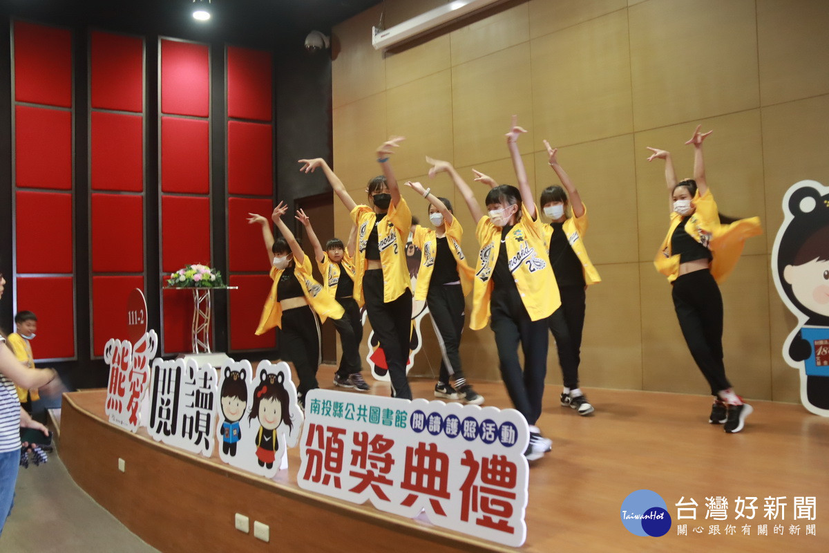 炎峰國小熱舞社與國標舞國手表演。(記者扶小萍攝)