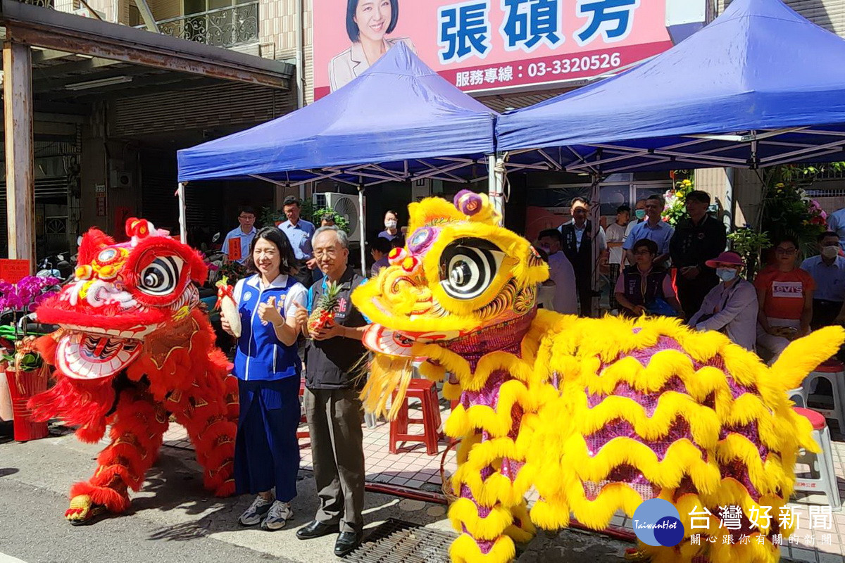桃園市員張碩芳新服務處喬遷開幕,桃園市政府顧問李紹偉到場祝賀。<br /><br />