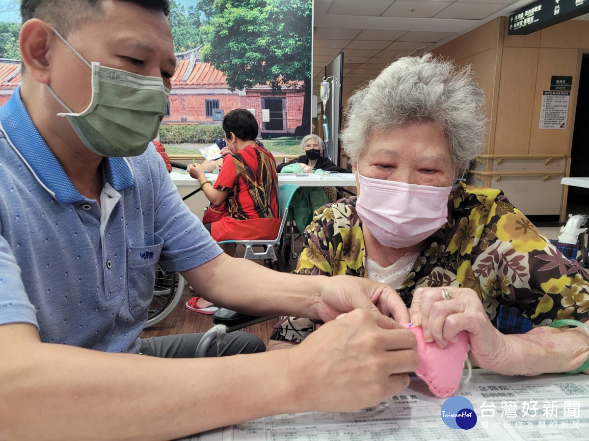 林口長庚賡齡病房慶端午 舉辦高齡多重用藥安全及香包手作活動傳遞溫暖祝福