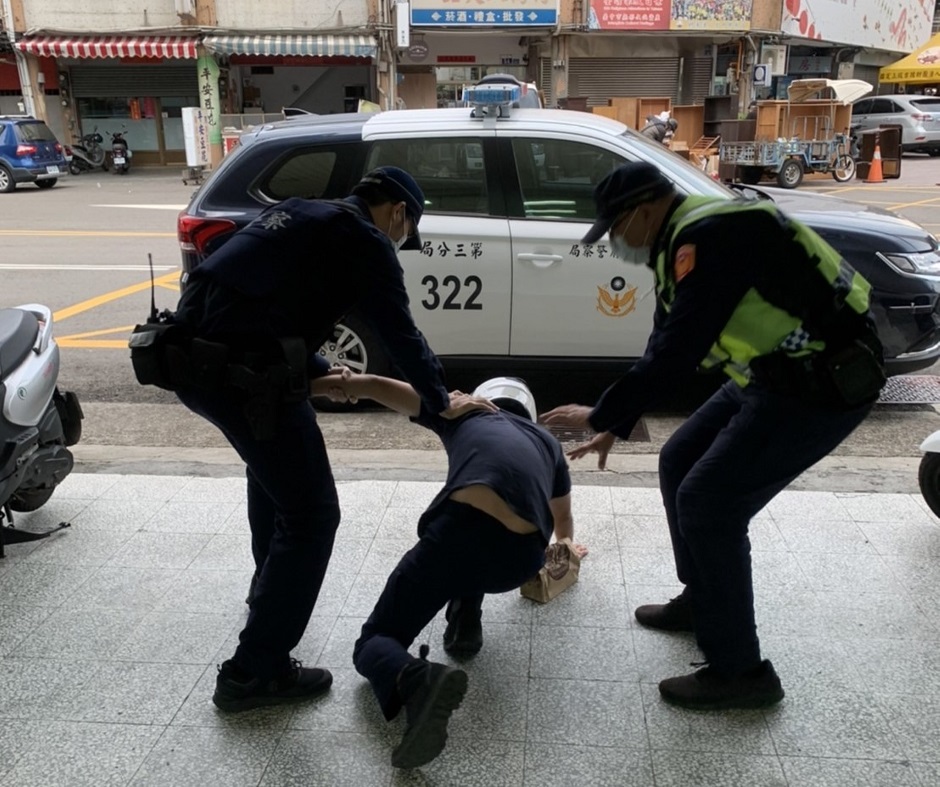 ▲圖說:接獲農會「暗鍵」通報的員警趕赴現場將犯嫌緝捕 (圖/台中市政府提供)