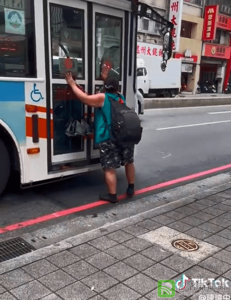 快哭了!女子搭不上公車急拍車門 好心路人引導找到公車站牌
