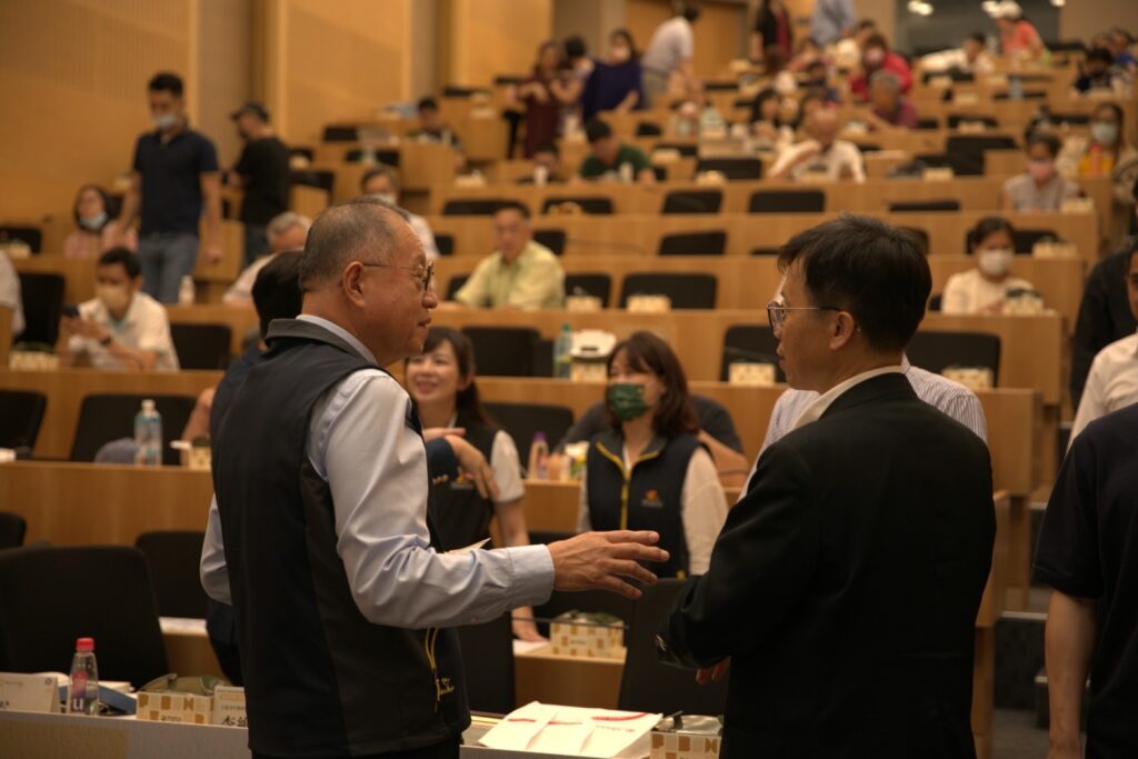 中國生產力中心總經理張寶誠同與會貴賓,探討企業綠色及減碳等議題。