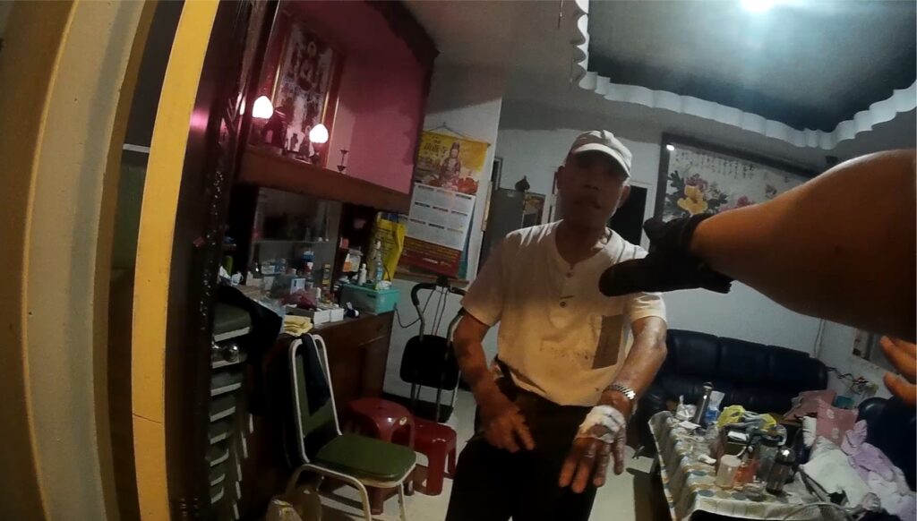 現場狀況緊急為避免陳民危及現場人員安全,陳等2員以防割手套輔以辣椒水及時控制陳民並將手中刀子奪下
