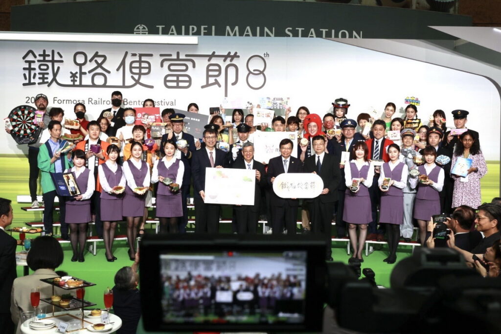 圖說:第8屆鐵路便當節今(9)日至12日於北車登場,今年以參展業者的便當走秀開場,展示42家逾百款特色便當。